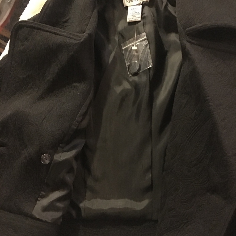 Newport News-Cropped  blk/double breasted jacket. - Picture 8 of 10